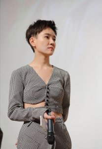 ​焦俊艳“超短发”特立独行，淡妆好清纯，可帅可媚的气质不一般