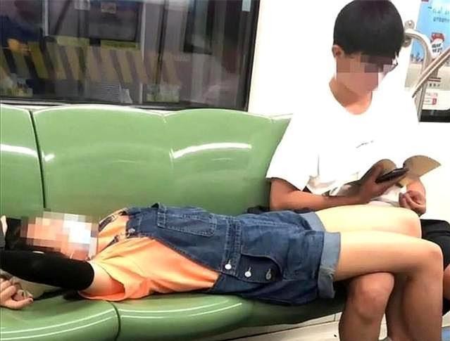00后早恋吧早逆天照片（00后早恋情侣地铁不雅行为引围观）