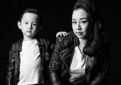 ​关凌晒儿女照片，丈夫是著名出品人恩爱多年，儿女颜值都好看