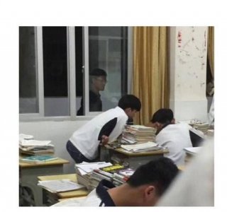 ​在学校里整蛊老师的游戏(老师模拟器游戏大全中文版)