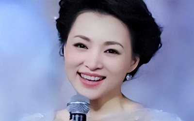 ​48岁董卿罕露面，下身肿胖装扮朴素似路人，神色憔悴疑为丈夫奔波