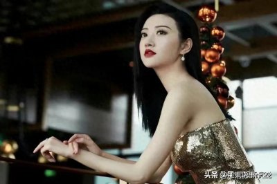 ​景甜最新写真精选：一袭亮色抹胸裙，红唇长发点缀，温柔贵气