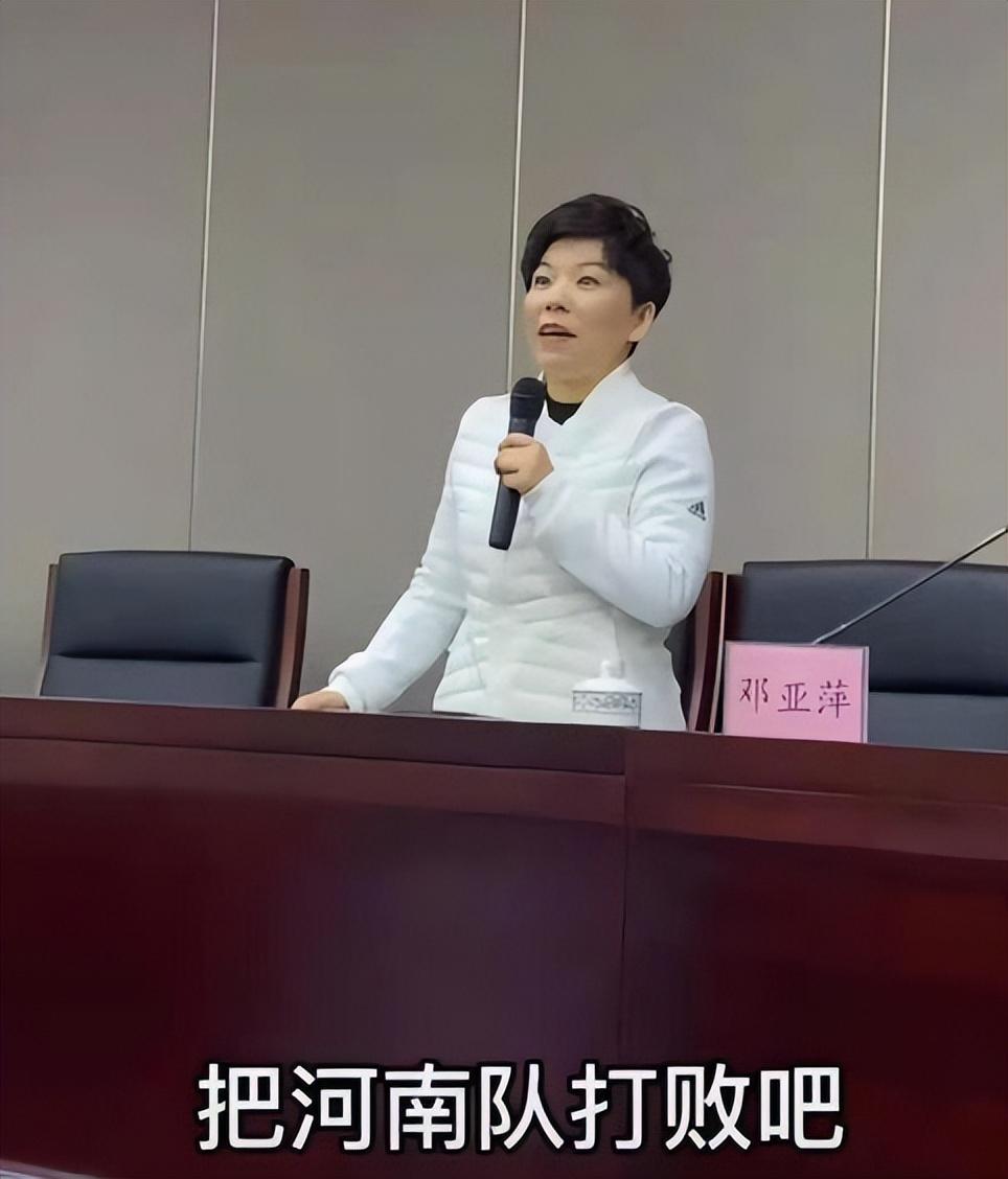 邓亚萍简介及个人简历（“乒坛女皇”邓亚萍：因个子太矮被拒绝入队，转身赢得18枚金牌）