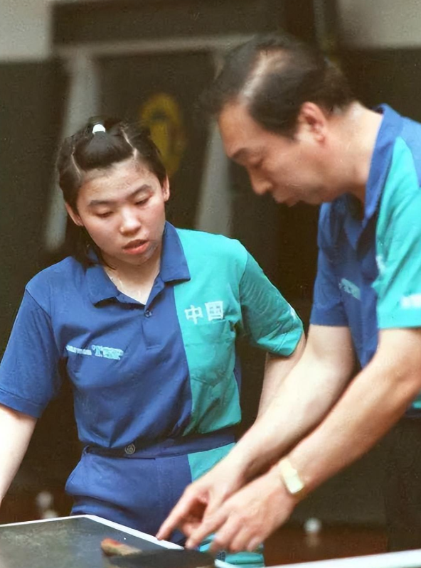 邓亚萍简介及个人简历（“乒坛女皇”邓亚萍：因个子太矮被拒绝入队，转身赢得18枚金牌）