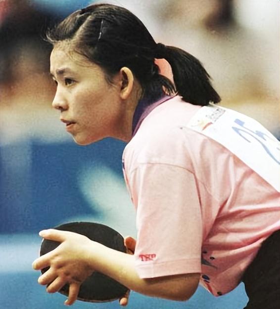 邓亚萍简介及个人简历（“乒坛女皇”邓亚萍：因个子太矮被拒绝入队，转身赢得18枚金牌）