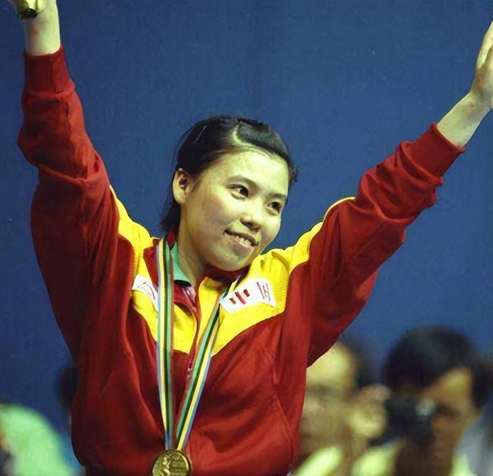 邓亚萍简介及个人简历（“乒坛女皇”邓亚萍：因个子太矮被拒绝入队，转身赢得18枚金牌）