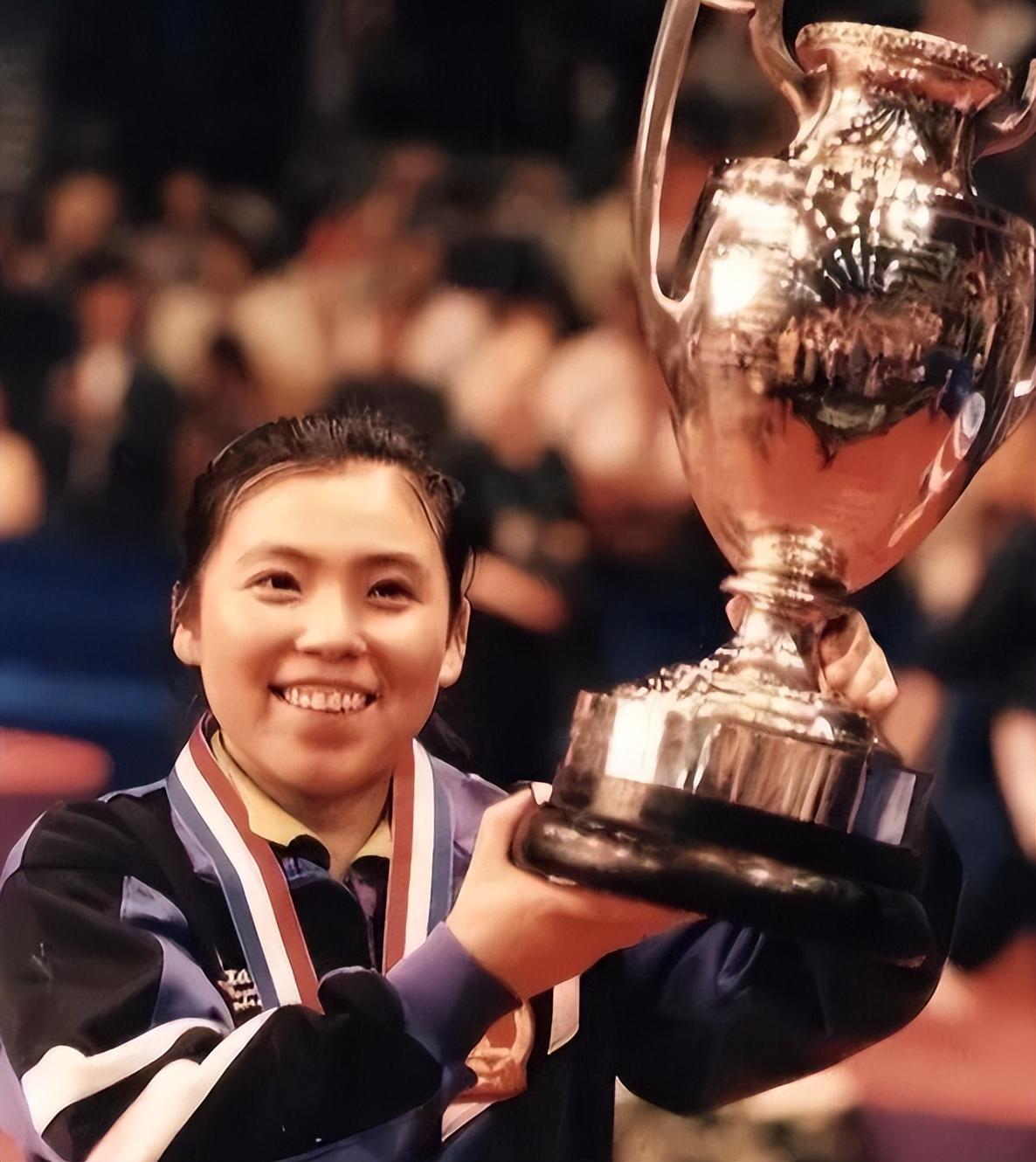 邓亚萍简介及个人简历（“乒坛女皇”邓亚萍：因个子太矮被拒绝入队，转身赢得18枚金牌）