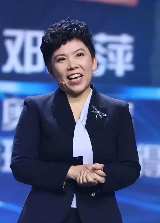 邓亚萍简介及个人简历（“乒坛女皇”邓亚萍：因个子太矮被拒绝入队，转身赢得18枚金牌）