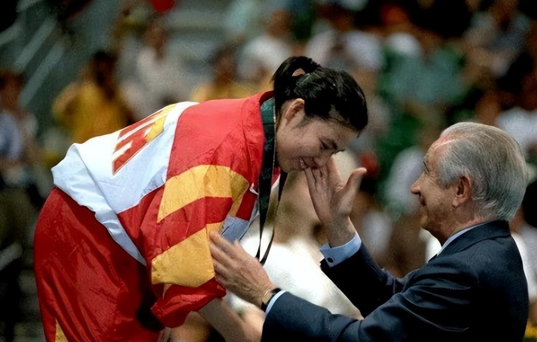 邓亚萍简介及个人简历（“乒坛女皇”邓亚萍：因个子太矮被拒绝入队，转身赢得18枚金牌）