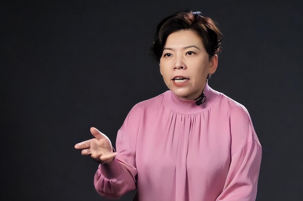 邓亚萍简介及个人简历（“乒坛女皇”邓亚萍：因个子太矮被拒绝入队，转身赢得18枚金牌）