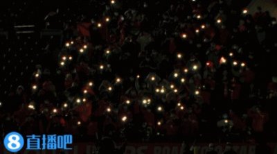 ​中国球迷用手机灯光点亮看台，唱国歌环节蒋光太高唱国歌