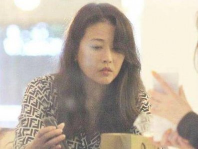 ​周海媚退出微博后，居家装外出购物，脸依旧少女，背影像大妈