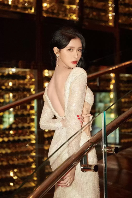 蔡卓宜穿闪金晚礼服写真,深V礼服尽显妩媚