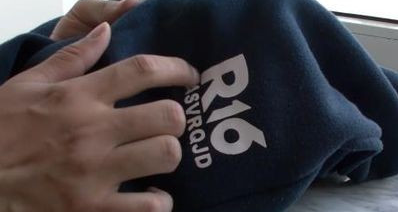 衣服上印的图案怎么能快速弄掉,如何快速去掉衣服上的logo?是印上去的胶印的那种图7