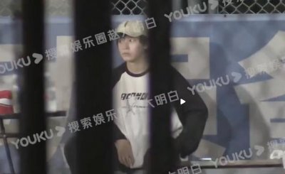 ​彭昱畅与女友一同玩飞盘 场边休息区甜蜜互动好有爱