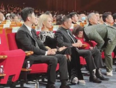 ​成龙金鸡奖现场修椅子，张涵予赶紧伸手帮忙