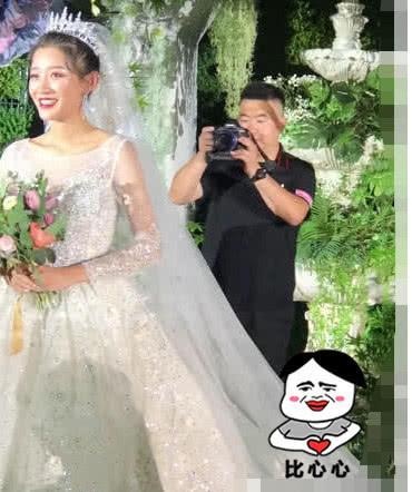 小伊伊婚礼被3线网红抢戏,接到手捧花就求婚,炒作也要注意场合