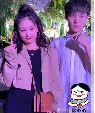 小伊伊婚礼被3线网红抢戏,接到手捧花就求婚,炒作也要注意场合