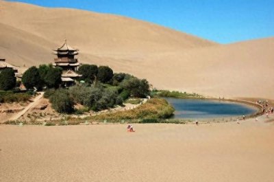 ​探秘月牙湖：中国最美的自然奇观之一