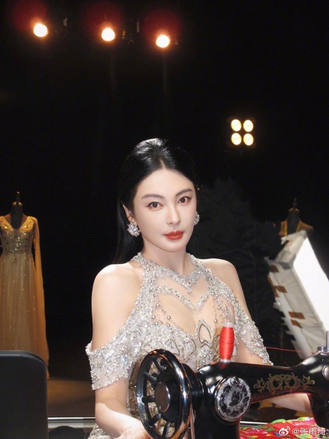张雨绮穿碎钻长裙踩缝纫机 高贵精致