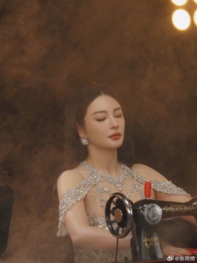 张雨绮穿碎钻长裙踩缝纫机 高贵精致