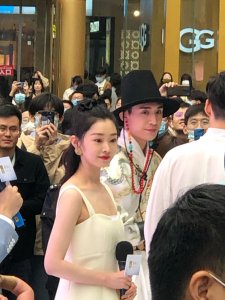 ​路人镜头下的宋轶 远离了PS技术真的是白的发光吗