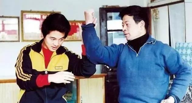 李连杰的爷爷是谁(李连杰的家世背景到底有多牛?爷爷爸爸的简介至今不敢公开)