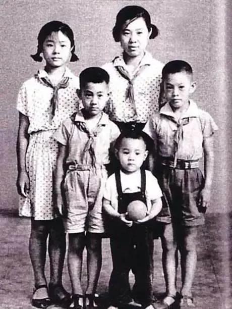 李连杰的爷爷是谁(李连杰的家世背景到底有多牛?爷爷爸爸的简介至今不敢公开)