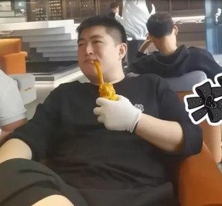 ​赵一楠：深得赵本山宠爱，拿金烟斗高调炫富，花260万只为买狗？