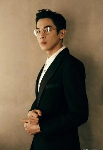 ​男星张若昀母亲是谁(3岁的张若昀和母亲在房间玩耍)