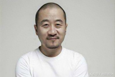 ​星二代出身，父亲是老戏骨，三次被中戏拒之门外，其貌不扬终获赞