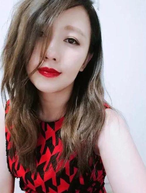 潘长江36岁女儿近照曝光！粉色头发似少女几乎认不出！嫁富豪老公