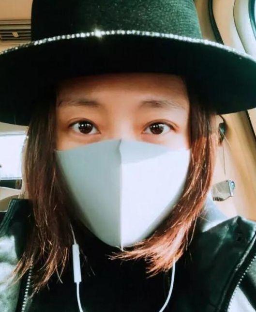 潘长江36岁女儿近照曝光！粉色头发似少女几乎认不出！嫁富豪老公