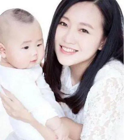 潘长江36岁女儿近照曝光！粉色头发似少女几乎认不出！嫁富豪老公