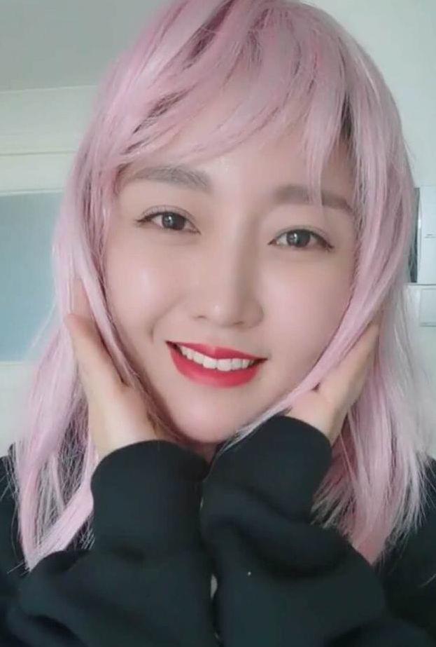 潘长江36岁女儿近照曝光！粉色头发似少女几乎认不出！嫁富豪老公