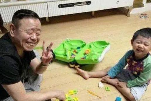 潘长江36岁女儿近照曝光！粉色头发似少女几乎认不出！嫁富豪老公