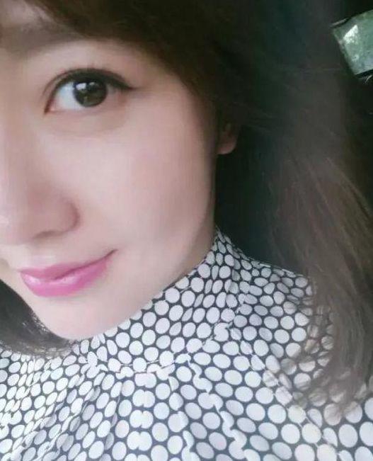 潘长江36岁女儿近照曝光！粉色头发似少女几乎认不出！嫁富豪老公