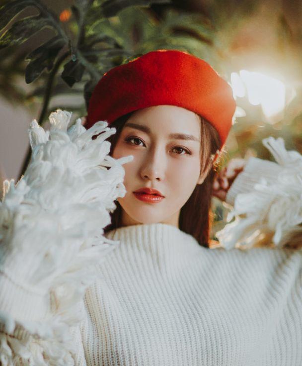 潘长江36岁女儿近照曝光！粉色头发似少女几乎认不出！嫁富豪老公