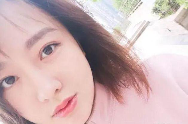 潘长江36岁女儿近照曝光！粉色头发似少女几乎认不出！嫁富豪老公