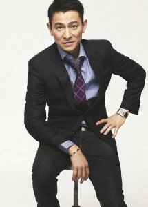 ​看了57岁刘德华前任近照，再看看现任妻子，简直相差十万八千里！