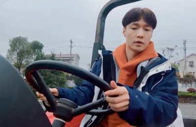 ​张艺兴拿到拖拉机驾照 张艺兴拖拉机驾驶证考试得96分