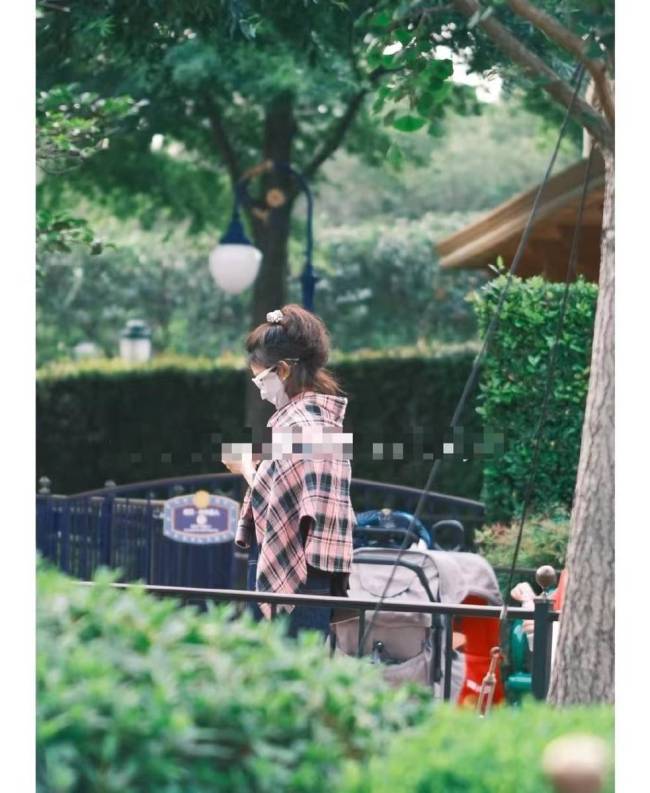 赵丽颖带儿子游玩迪士尼 穿格子衣配背带裤超有范