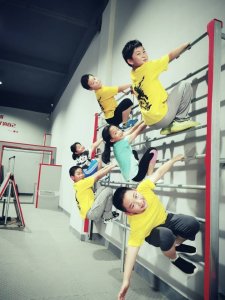 ​跑酷=“作死”？家长为啥一年掏两万块，让孩子流汗出血学跑酷