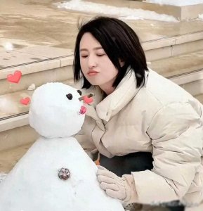 ​张蕾不再遮掩孩子，10岁儿子大方出镜堆雪人，皮肤白净鼻梁很高