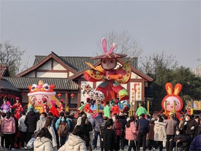 ​新春走基层｜“传统+潮范”，开封万岁山老庙会迸发新活力