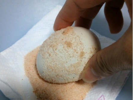 七天快速腌鸭蛋出油,快速腌鸭蛋出油最好的方法视频图8