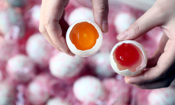 七天快速腌鸭蛋出油,快速腌鸭蛋出油最好的方法视频图11