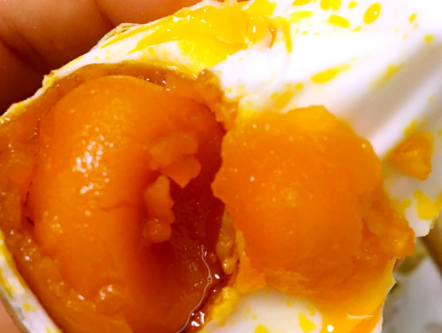 七天快速腌鸭蛋出油,快速腌鸭蛋出油最好的方法视频图10