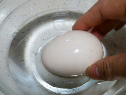 七天快速腌鸭蛋出油,快速腌鸭蛋出油最好的方法视频图7