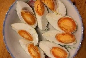 七天快速腌鸭蛋出油,快速腌鸭蛋出油最好的方法视频图17